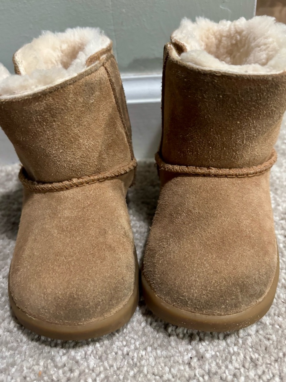 UGG Chestnut Baby Size 4 Mini Boot - Picture 2 of 4